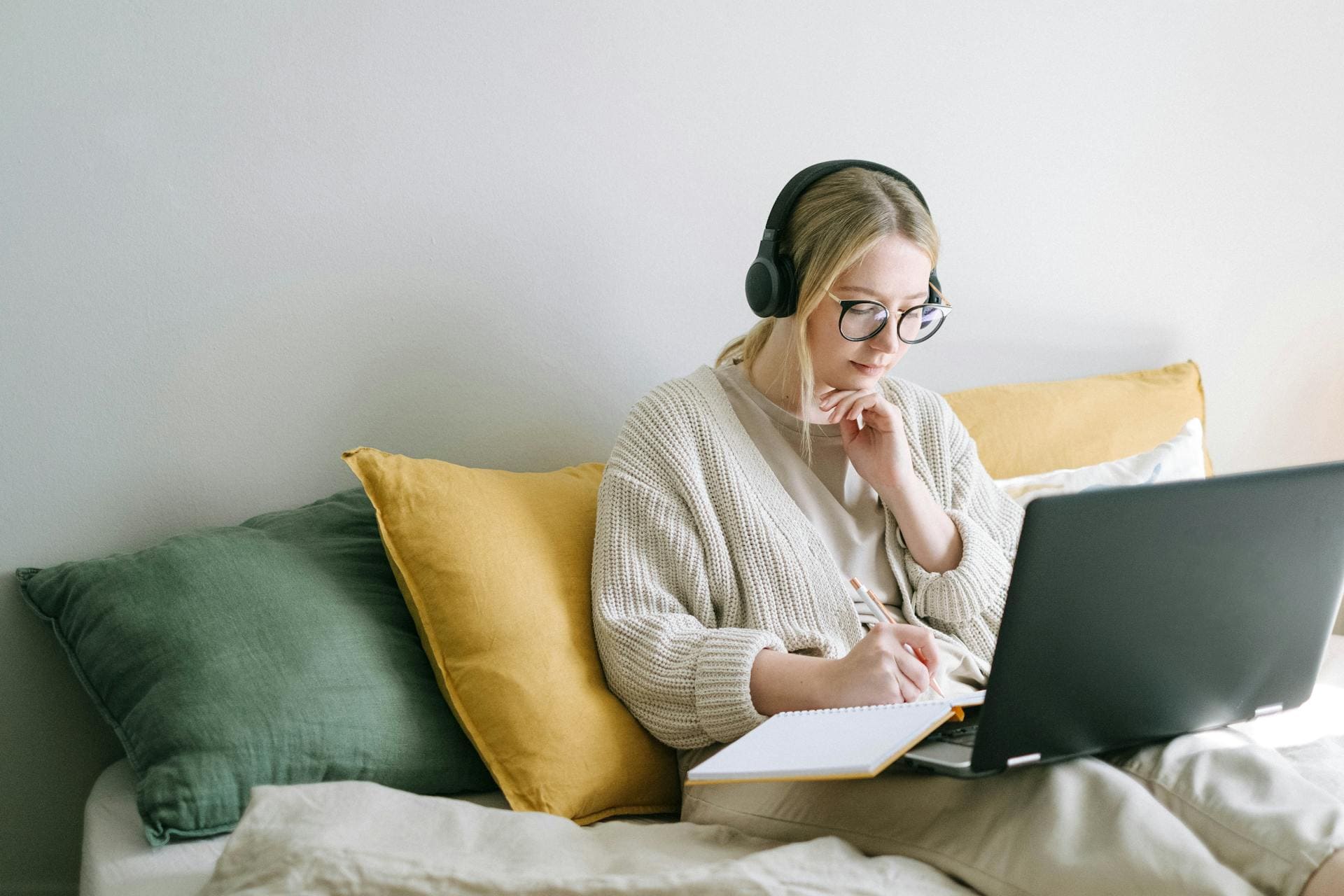 Mujer tomando apuntes sobre su laptop